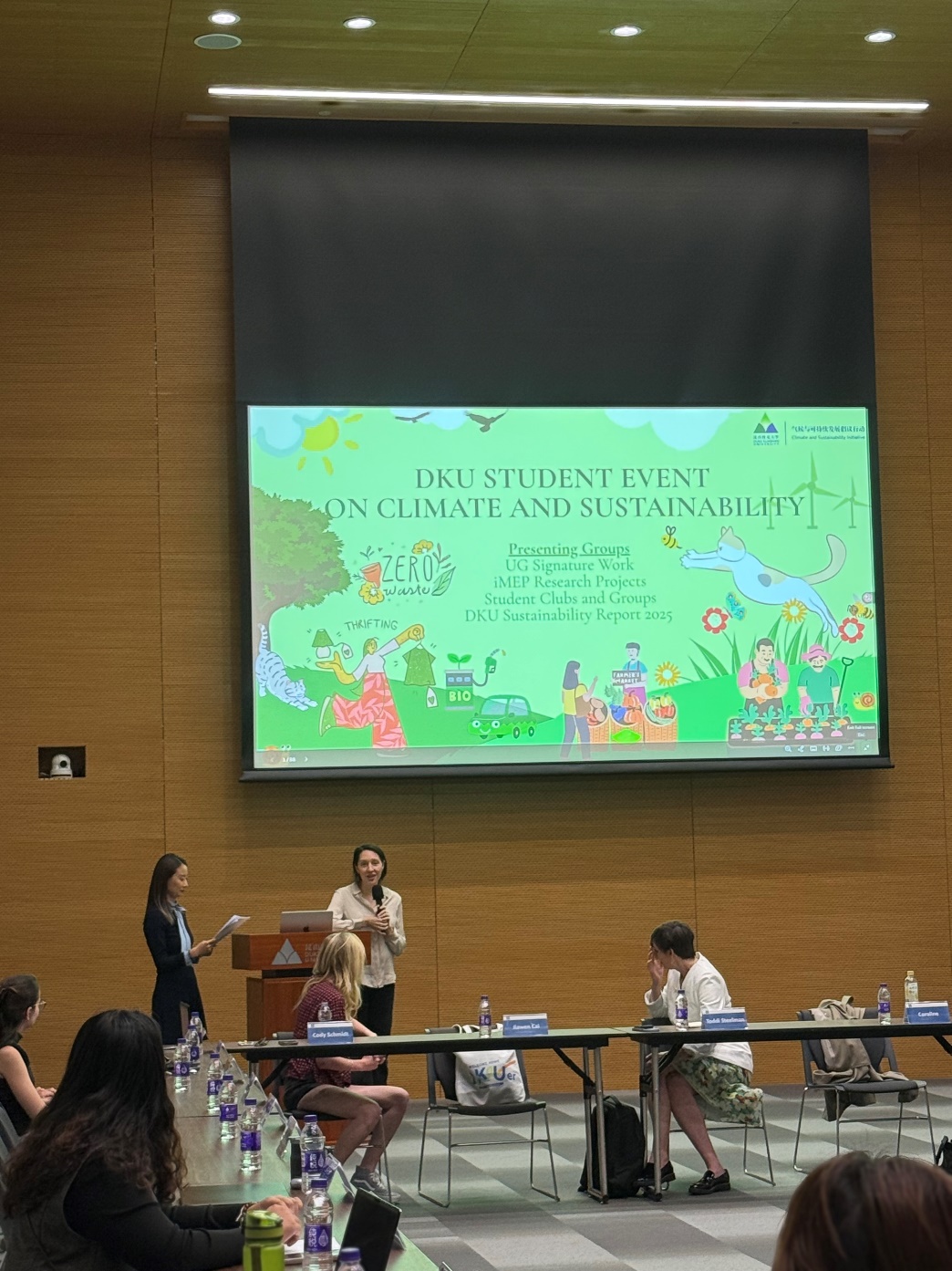 A group of people in a lecture hall

Description automatically generated
